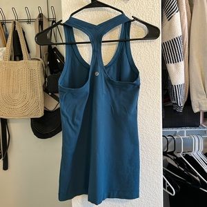 Lululemon razorback Tank-top. Color : blue